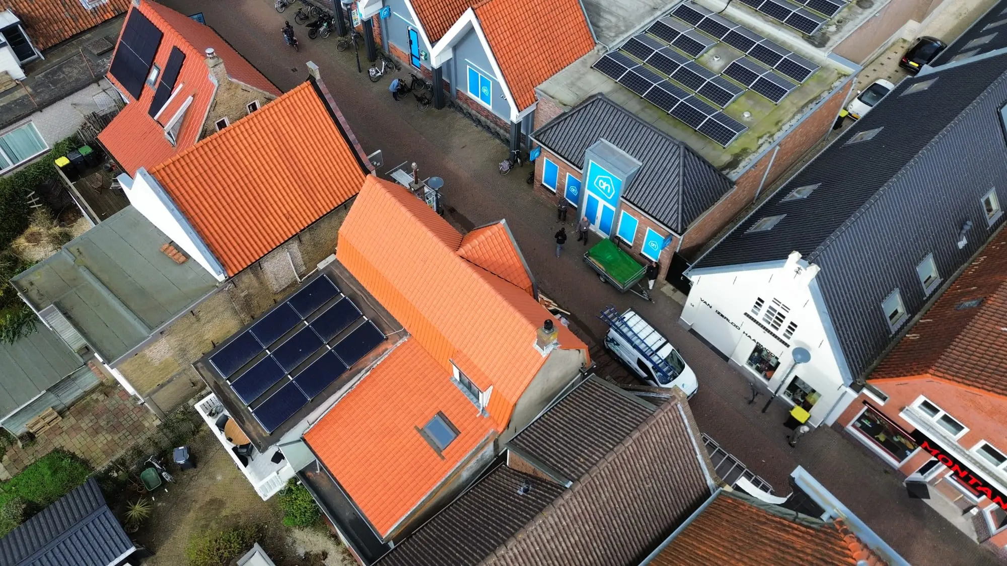 Dorpsstraat met vers gerenoveerd pannendak, dronefoto