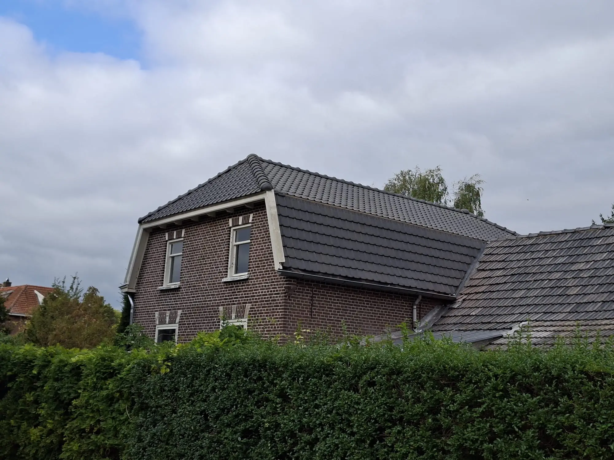Mansardedak met nieuwe antraciet dakpannen