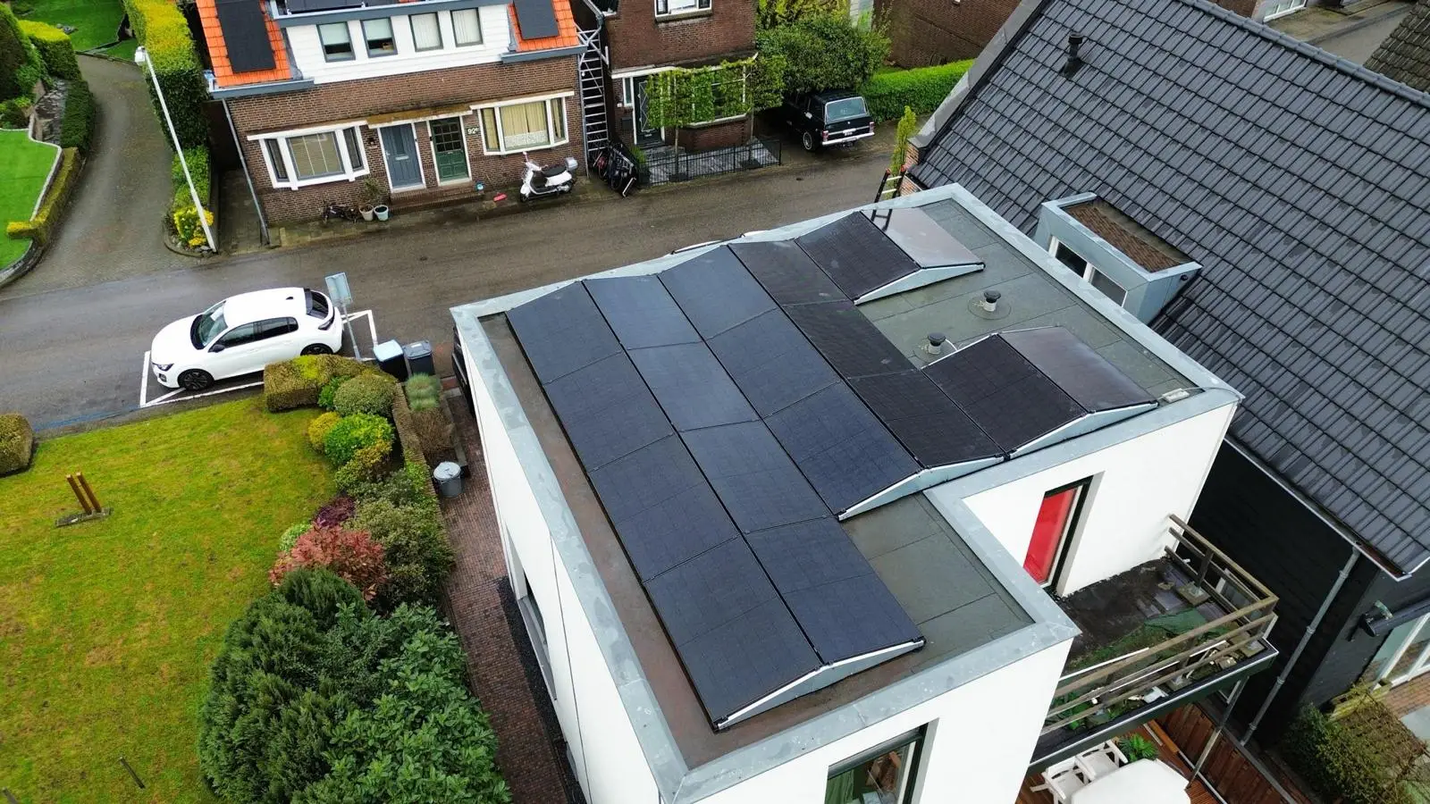 Moderne woning met zonnepanelen op het platte dak