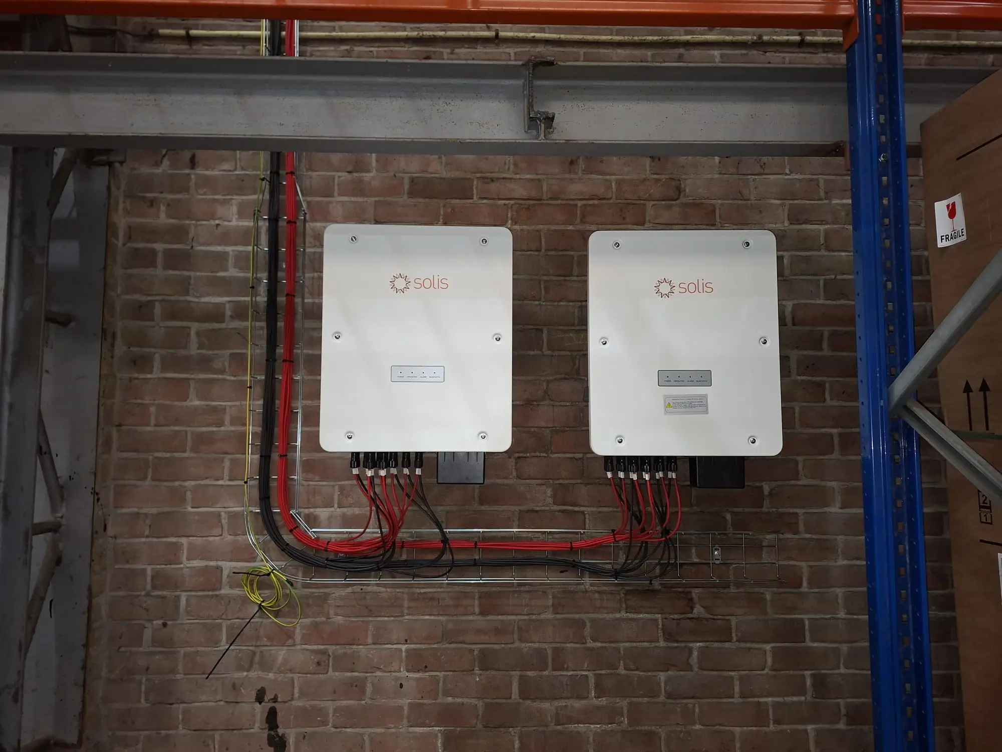 Twee netjes afgemonteerde omvormers met strakke bekabeling